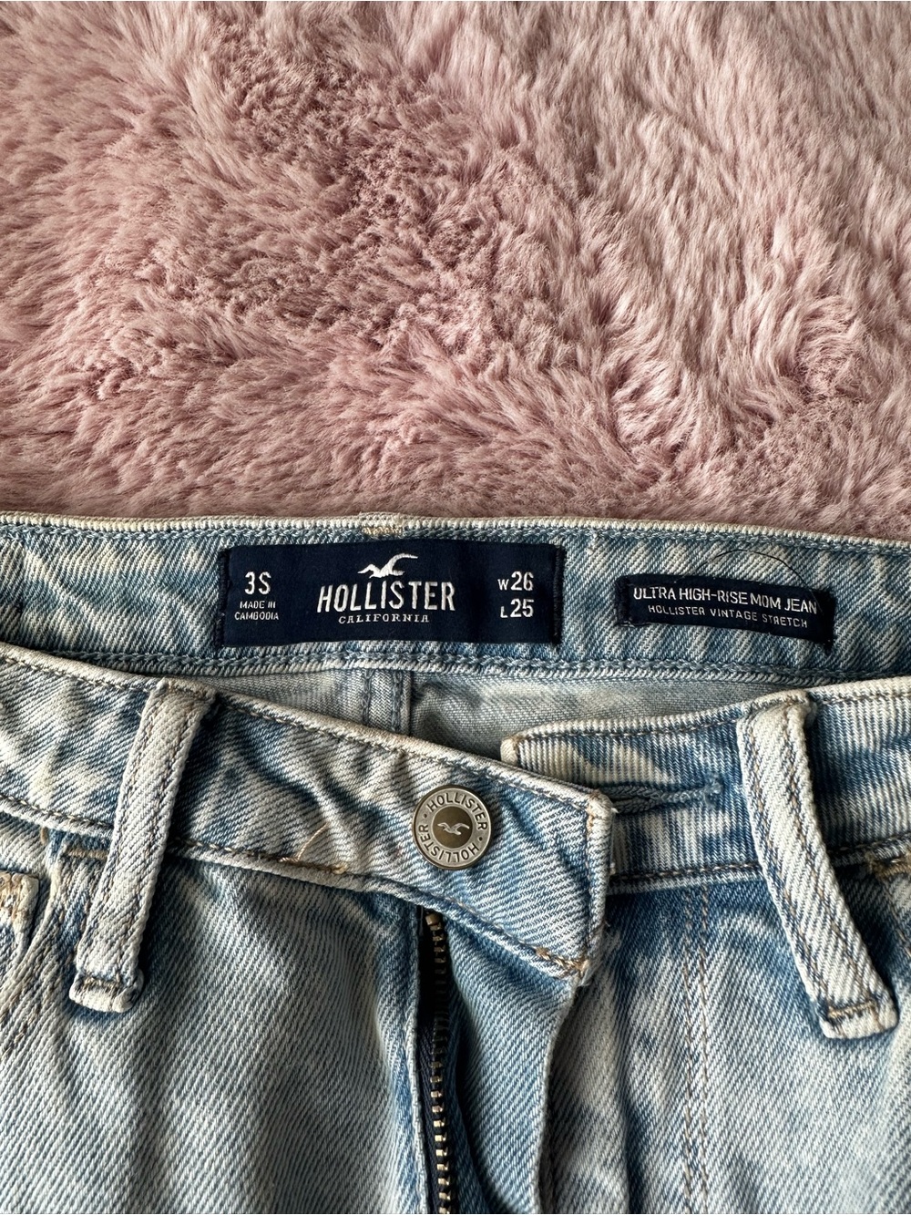 Hollister Ultra High-Rise Mom Jeans in Light Blue Wash